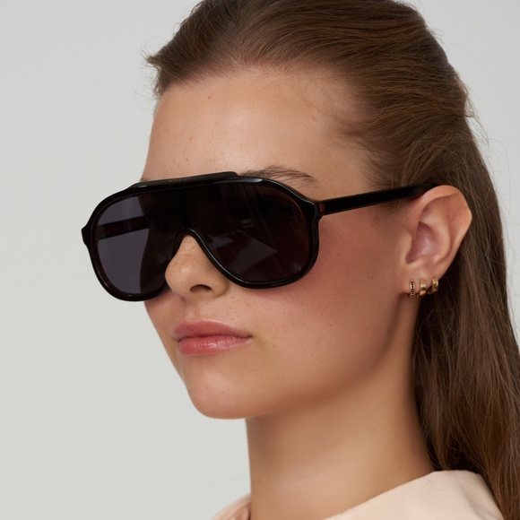 NWT GUCCI GG1038S - 001Shield Sunglasses